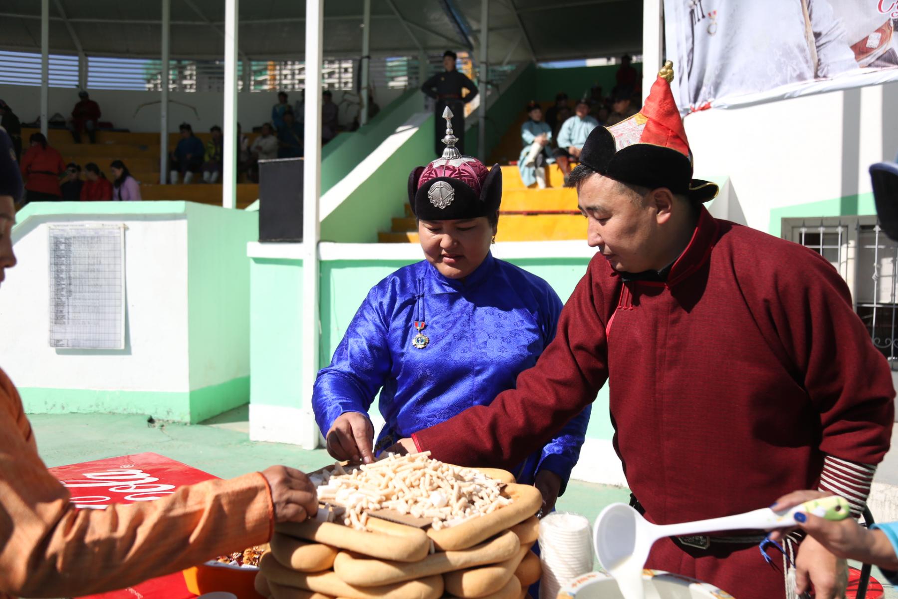 Гурван хүүхэд нь үндэсний спортоор наадаж, ард түмнээ баясгадаг гэр бүл монголд ховор